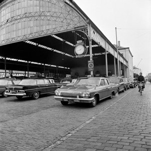 150360 Gezicht op de taxistandplaats onder de perronkap van het N.S.-station Den Haag S.S. te Den Haag.